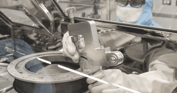 Vì sao NASA mất tới 3 tháng chỉ để mở hai chốt khóa trên hộp chứa đất đá thu thập từ nơi cách Trái đất 6,2 tỷ km?
