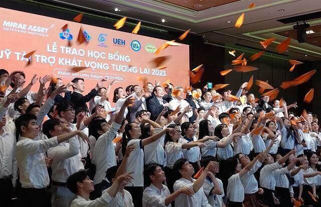 Tập đoàn Mirae Asset tặng học bổng hơn 4 tỷ đồng cho sinh viên Việt Nam
