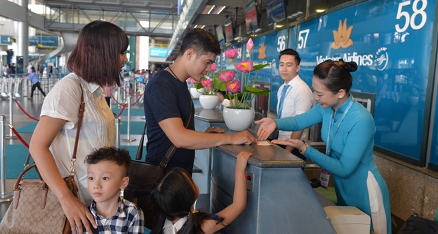 Vé máy bay Tết: Đường bay ‘vàng’ dồi dào, đi 'nửa đêm gà gáy' vẫn đắt