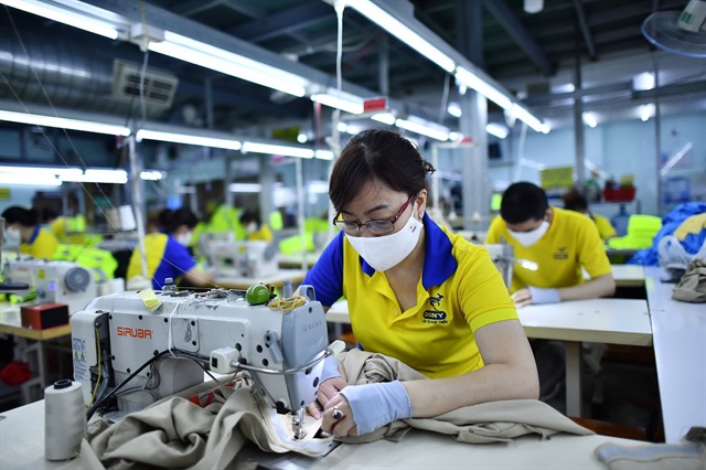 Xoay xở duy trì thưởng Tết để giữ chân người lao động