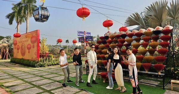 Ca sỹ Quách Tuấn Du về quê du Xuân, trải nghiệm đi cáp treo viếng Bà Chúa Xứ núi Sam