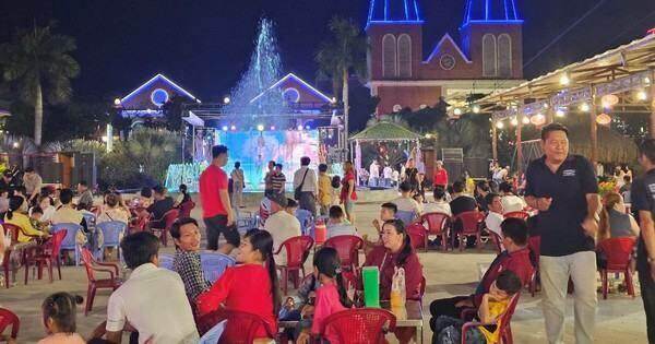 Cáp treo núi Sam phục vụ khách hành hương xuyên đêm