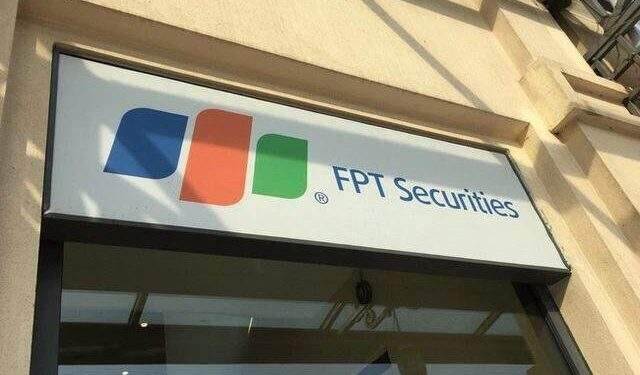 Chứng khoán FPT cài số lùi lợi nhuận 2024, muốn thưởng cổ phiếu cho cổ đông