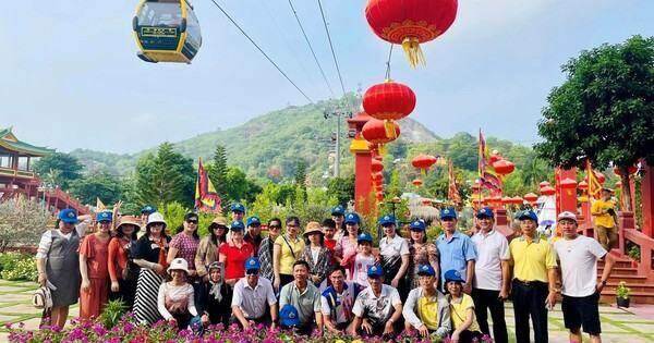 Mùng 1 Tết người dân nối tiếp nhau đảnh lễ Bà Chúa Xứ núi Sam