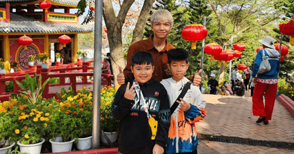 Rapper Sóc Nâu đi cáp treo trên đỉnh núi Sam xin lộc Bà vào dịp Tết Nguyên Đán Giáp Thìn 2024