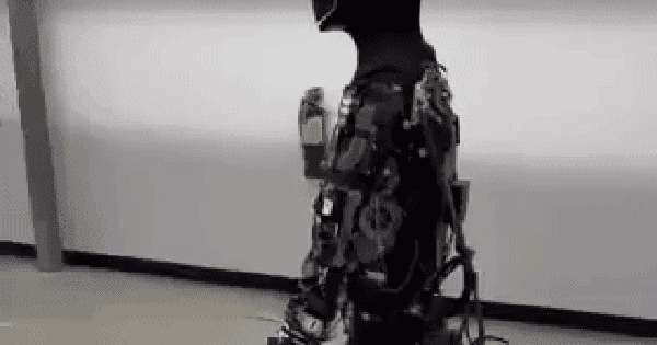 Tuồn thêm video, Tỷ phú Musk hé lộ điều có thể làm nếu robot của Tesla cả gan nổi dậy?