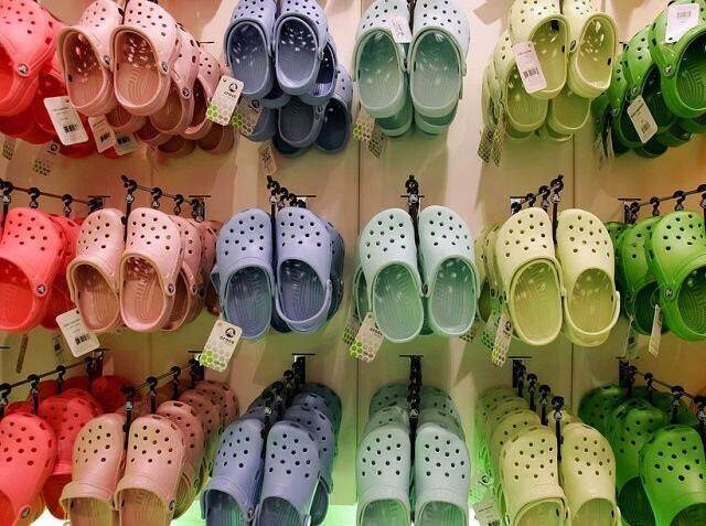Crocs - "phát minh tồi tệ nhất của nhân loại" mang về hàng tỷ USD