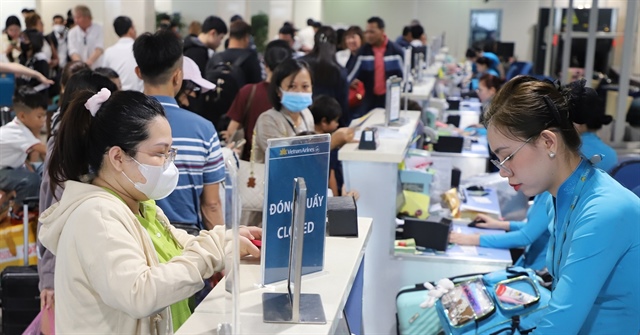 Chuyến bay delay, đường về nhà ăn Tết thêm vất vả