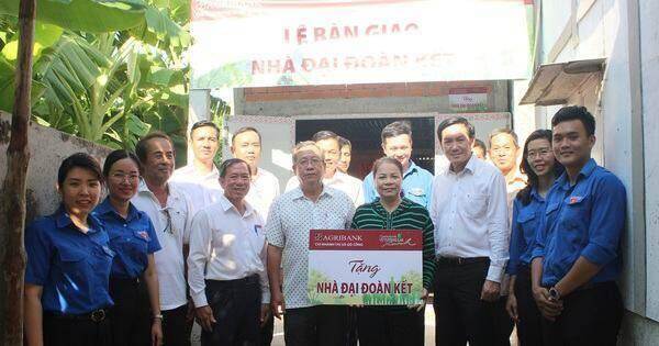 Agribank thị xã Gò Công bàn giao 5 nhà "Đại đoàn kết"