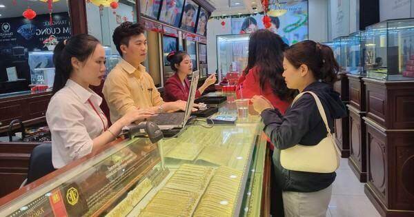 Vàng nhẫn có thể lên 74 triệu đồng/lượng, cẩn trọng đầu tư lướt sóng