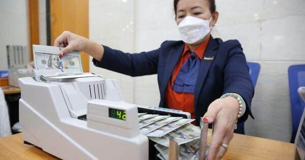 Giá USD "chợ đen" giảm nhưng vẫn cao