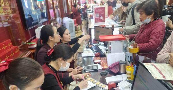 Giá vàng 'nóng bỏng tay', có thể mua bán cả... giấy hẹn