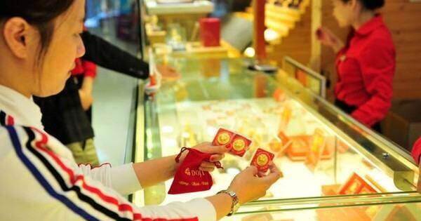 Vàng rớt thảm, nhiều người thở phào kịp chốt lời chỉ trước 1 ngày