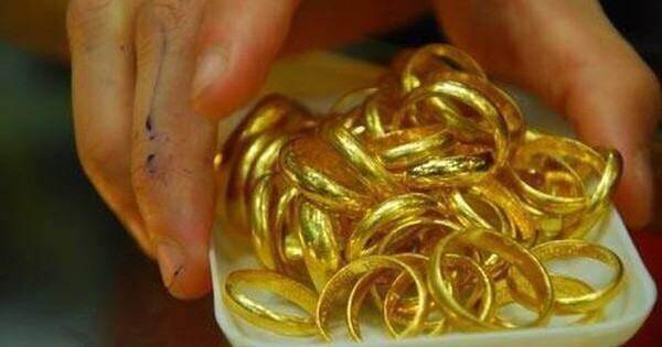 Người mua vàng nhẫn lỗ đậm