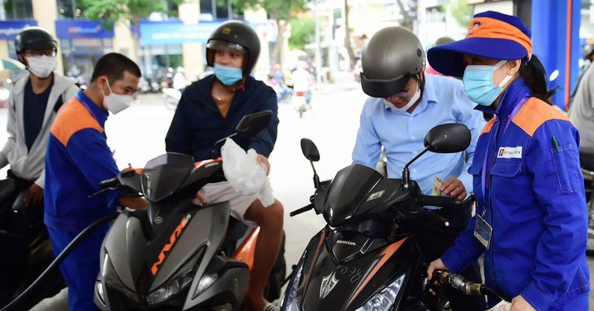 Giá xăng ngày mai có thể vượt 25.000 đồng/lít