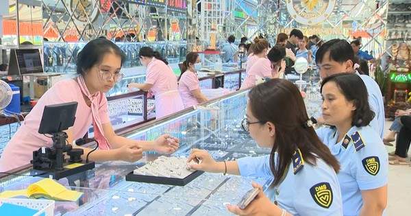 Kiểm tra tiệm vàng trăm tỉ ở An Giang, phát hiện vàng nghi giả thương hiệu Chanel, Cartier