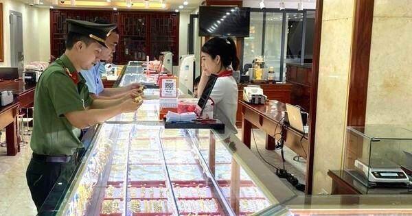 Phát hiện một tiệm vàng bán trang sức giả mạo thương hiệu Chanel