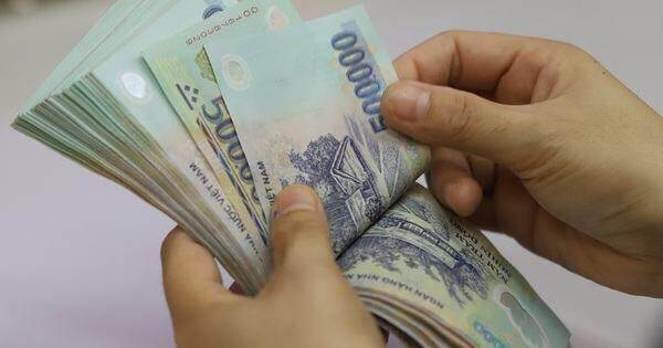 Tiền gửi dân cư tại ngân hàng quay đầu giảm