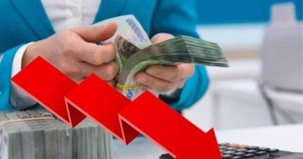 2 ngân hàng tăng lãi suất tiết kiệm, Vietcombank, Techcombank lại giảm mạnh