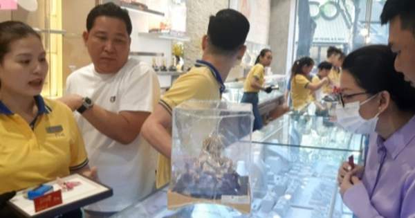 Giá vàng lập đỉnh mới, nhiều nơi ở TP.HCM hết vàng nhẫn để bán