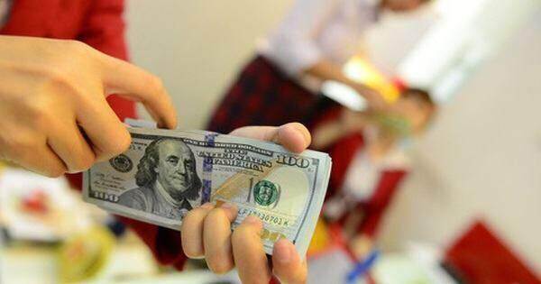 Giá USD chợ đen tăng dữ dội