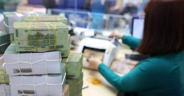 Người dân giảm gửi tiền, loạt ngân hàng tăng lãi suất tiết kiệm