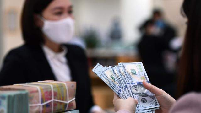 Lãi suất liên ngân hàng tiến sát 5%, Ngân hàng Nhà nước tăng quy mô bơm ròng gấp 17 lần