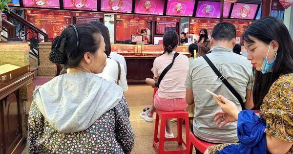 Vàng miếng SJC khó mua, tiệm bán vàng nhẫn đìu hiu