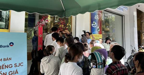 Người dân xếp hàng dài mua vàng SJC, ngân hàng chỉ giao dịch mỗi lượt 2 khách
