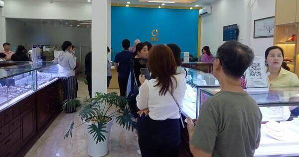 Chen chân mua vàng miếng SJC, nhiều người đang lỗ nặng
