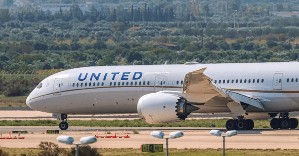 Máy bay Airbus phát ra 'tiếng động lạ' khi vừa cất cánh, mảnh động cơ bất ngờ rơi xuống đường băng, cơ quan chức năng ngay lập tức mở cuộc điều tra