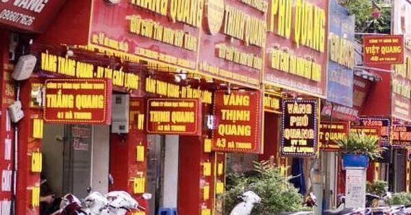 Vàng 'chợ đen' giá cao ngất, dễ bán, khó mua
