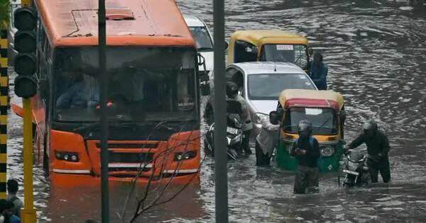 Thủ đô New Delhi (Ấn Độ) chìm trong biển nước sau trận mưa kỷ lục