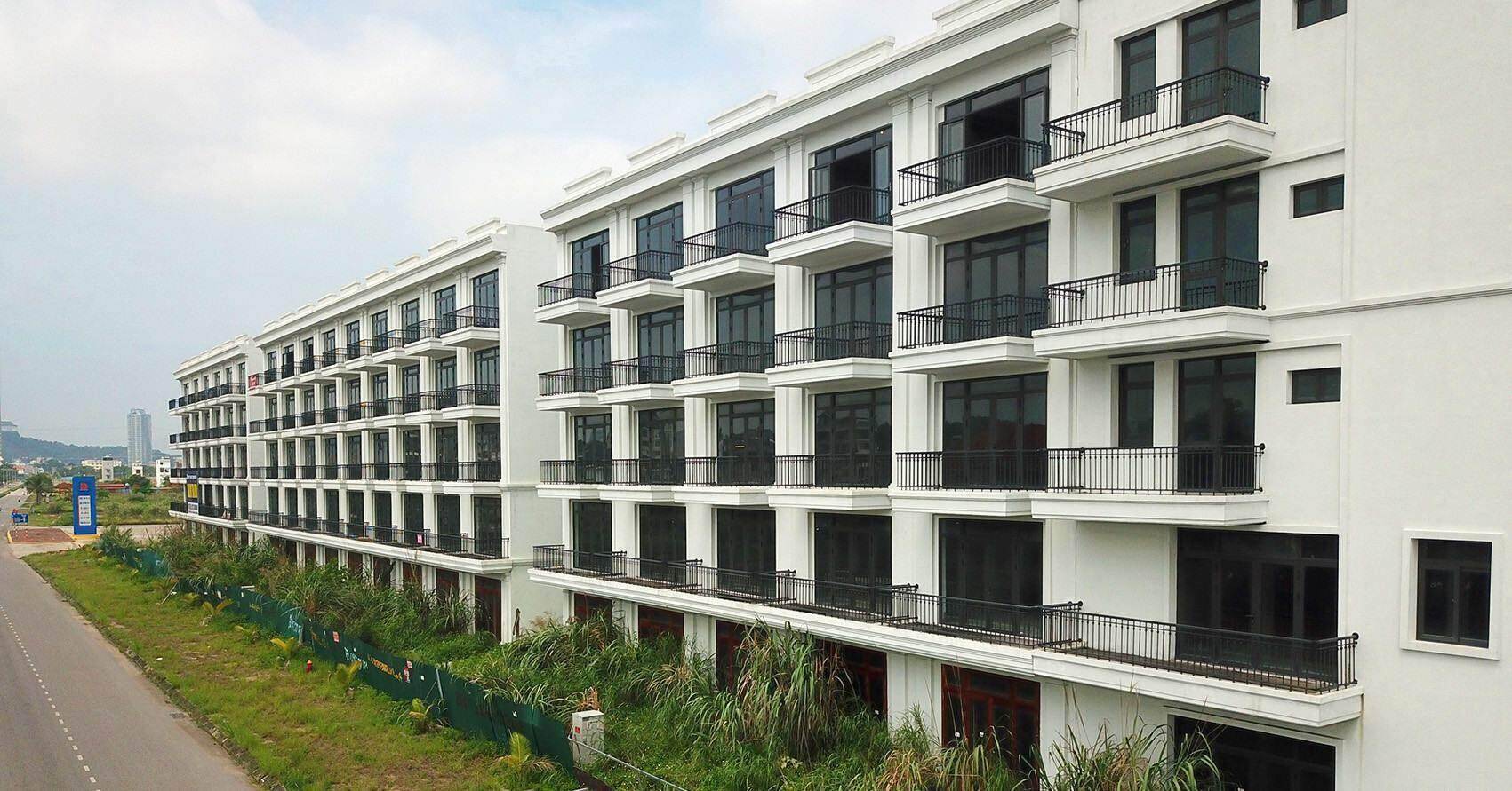 Loạt shophouse, biệt thự đắc địa ở Quảng Ninh vắng bóng người ở, cỏ dại um tùm