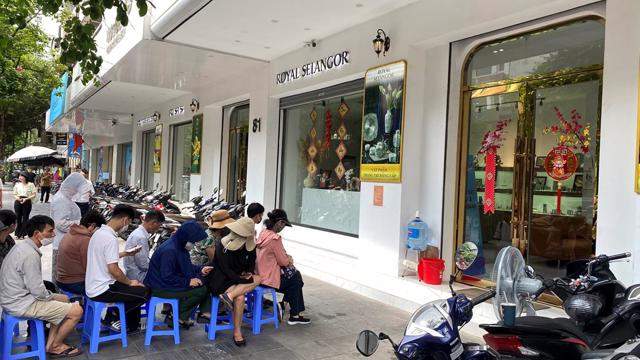Có hiện tượng thuê người xếp hàng mua gom vàng miếng nhằm đẩy giá