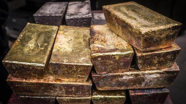 Giá vàng giảm dữ dội, suýt trượt mốc 2.400 USD/oz
