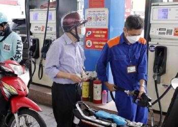 Giá xăng dầu tiếp tục tăng mạnh