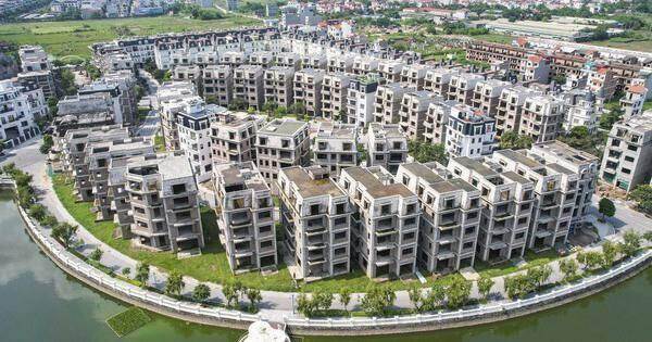 Hàng trăm căn biệt thự “triệu đô” bị bỏ hoang tại khu đô thị ở Hà Nội