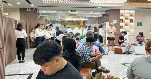 Nhiều người rối bời, nhân viên ngân hàng bó tay