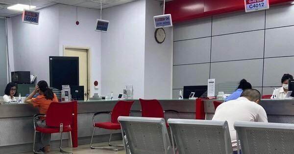 Hết cảnh đông nghịt người chờ xác thực sinh trắc học ở ngân hàng