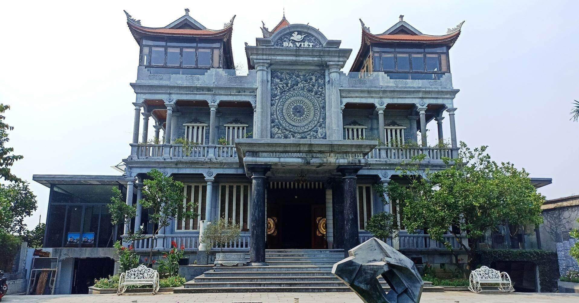 Độc đáo 'cung điện' được làm từ 1000m3 đá xanh, 14 năm xây dựng