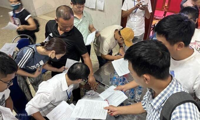 Hanoi suburban district sells land in all-night auction