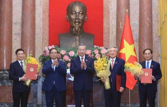 Top leader hands over appointment decisions to new deputy PMs ministers