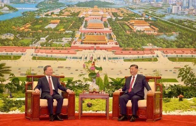 Vietnamese Chinese leaders agreed to step up the building of a community of shared future with six elevations