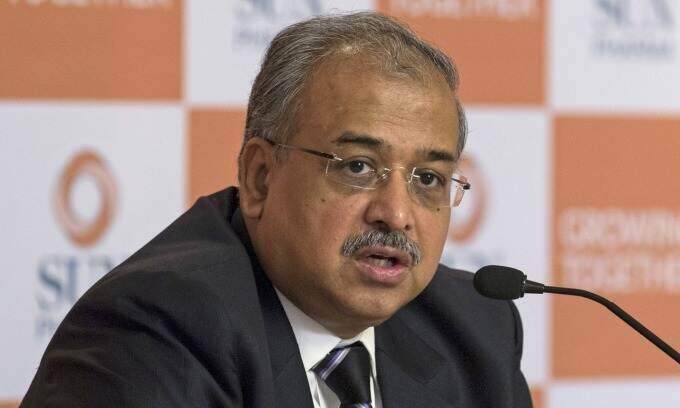 Who is the billionaire behind the Indian company taking 4,500 employees on a tour to Vietnam?