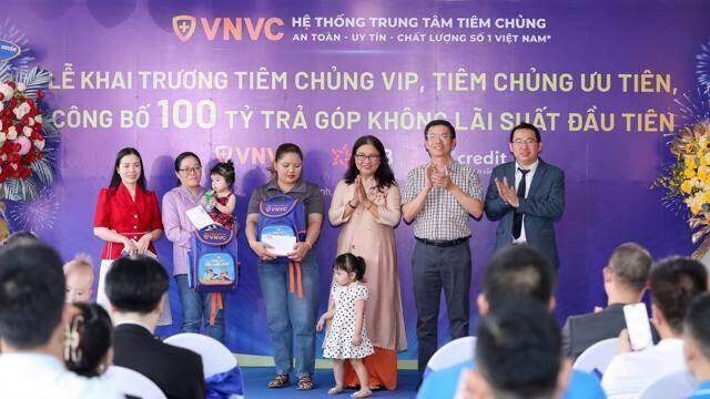 Mcredit và VNVC hỗ trợ tiêm vaccine trả góp không lãi suất đạt mốc 100 tỷ