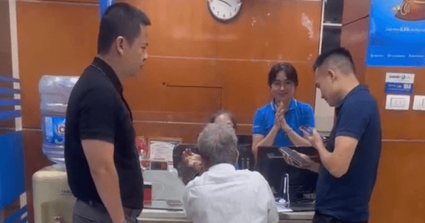 Thấy chồng lo lắng đến ngân hàng, người phụ nữ tại Hà Nội lập tức báo công an đi tìm, ngăn chặn kịp thời vụ lừa đảo 2,2 tỷ đồng
