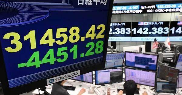 Nikkei vừa trải qua ngày tồi tệ nhất trong gần 4 thập kỷ, Kospi tạm dừng giao dịch vì bán tháo mạnh