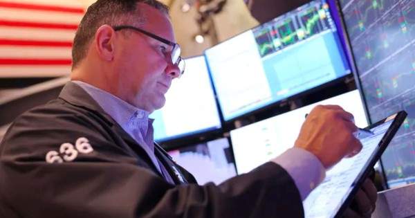 Chứng khoán Mỹ ngập sắc xanh sau cú sập sâu, Dow Jones tăng vọt 500 điểm