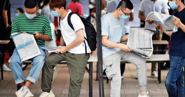 Có bằng thạc sĩ nhưng lương chỉ ngang cử nhân, số khác ôm tấm bằng đại học nhưng thất nghiệp